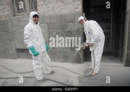 Milano (Italia), servizio municipale di AMSA (Azienda Milanese Servizi Ambientali) per pulizia di graffiti Foto Stock