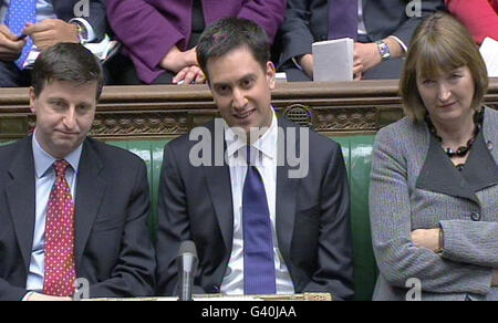 (Sinistra - destra) Douglas Alexander, leader del partito laburista ed Miliband e Harriet Harman ascoltano David Cameron durante le domande del primo Ministro alla Camera dei Comuni di Londra. Foto Stock