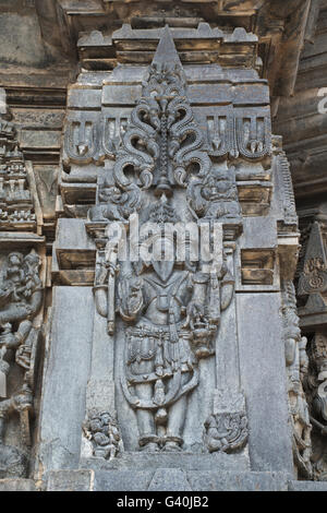 Ornati pannello parete bassorilievi raffiguranti signore Brahma, tempio Chennakesava, Belur, Karnataka, India. Foto Stock