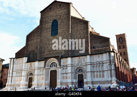 La facciata incompiuta della Basilica di San Petronio. Piazza Maggiore. Bologna, Emilia Romagna, Italia, Europa Foto Stock