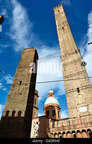 Le due torri, sia della loro inclinazione, sono il simbolo di Bologna. Foto Stock