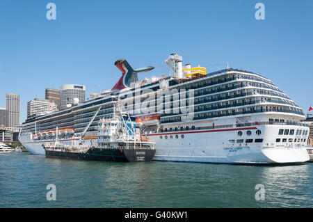 "Carnevale legenda' nave da crociera attraccata al Circular Quay, Porto di Sydney, Sydney, Nuovo Galles del Sud, Australia Foto Stock