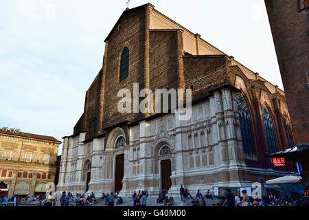 La facciata incompiuta della Basilica di San Petronio. Piazza Maggiore. Bologna, Emilia Romagna, Italia, Europa Foto Stock