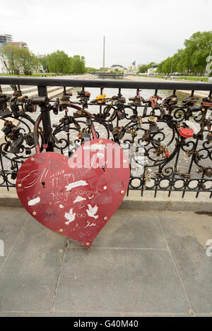 Amore gigante a forma di lucchetto stagno città di Ekaterinburg in Russia Foto Stock