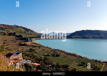 Il lago di Avernus e Monte di Procida, Campi Flegrei, Napoli, Italia, Europa Foto Stock