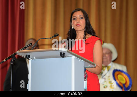 Il candidato del lavoro Rosena Allin-Khan parla dopo aver vinto la dentatura di elezione a Wandsworth Town Hall dopo gli elettori sono andati alle urne in un elezione tenuta dopo Sadiq Khan si è dimesso dalla sede parlamentare in seguito alla sua elezione a sindaco di Londra. Foto Stock