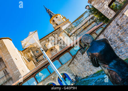 Ken Follet statua a guardare la cattedrale di Santa Maria. Vitoria-Gasteiz, Álava, Paese Basco, Spagna, Europa Foto Stock