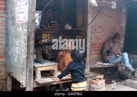 Indian piccolo tea shop sui ghat a nebbia fredda mattinata d'inverno. Varanasi. Uttar Pradesh Foto Stock