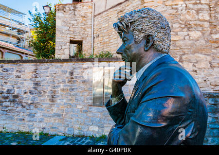 Ken Follet statua a guardare la cattedrale di Santa Maria. Vitoria-Gasteiz, Álava, Paese Basco, Spagna, Europa Foto Stock