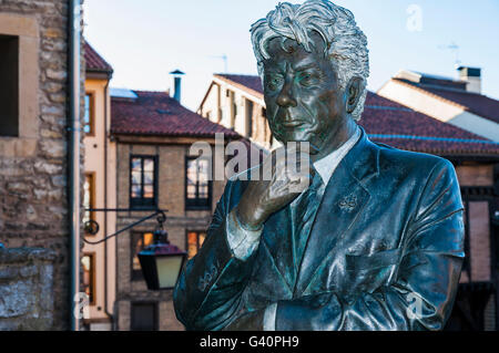 Ken Follet statua a guardare la cattedrale di Santa Maria. Vitoria-Gasteiz, Álava, Paese Basco, Spagna, Europa Foto Stock