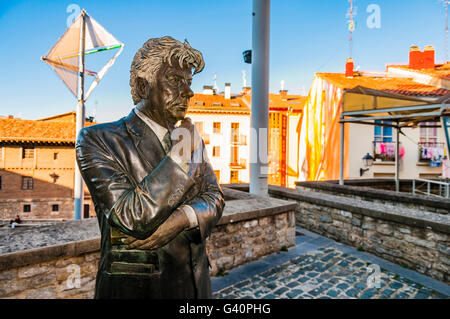 Ken Follet statua a guardare la cattedrale di Santa Maria. Vitoria-Gasteiz, Álava, Paese Basco, Spagna, Europa Foto Stock