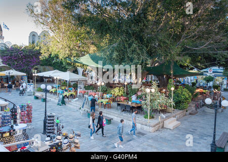 Taverna Greca al crepuscolo, Eleftherias Square, la città di Kos, Kos (Cos), del Dodecaneso, Egeo Meridionale Regione, Grecia Foto Stock