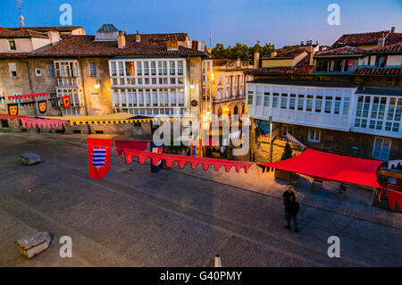 Centro storico arredato per le feste medievali. Vitoria-Gasteiz, Álava, Paese Basco, Spagna, Europa Foto Stock