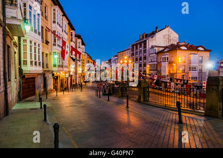 Centro storico arredato per le feste medievali. Vitoria-Gasteiz, Álava, Paese Basco, Spagna, Europa Foto Stock