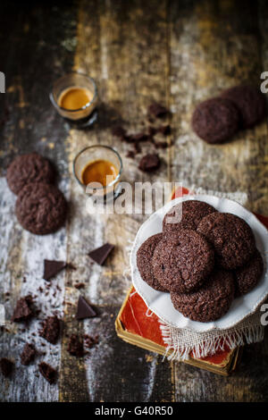 Deliziosi piatti senza glutine cookies con cioccolato fondente e tè chai Foto Stock