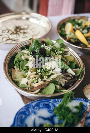 Verdure miste, uva e formaggio insalata per pranzo estivo Foto Stock