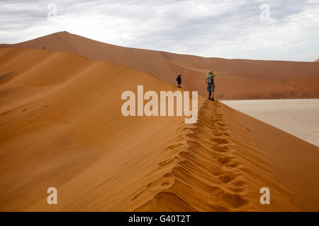 Gli alpinisti su Daddy grande duna a Sossusvlei - Namibia Foto Stock