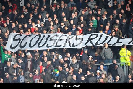 Calcio - fa Cup - terzo turno - Manchester United / Liverpool - Old Trafford. I tifosi di Liverpool tengono un banner negli stand leggendo 'cousers Rule' Foto Stock