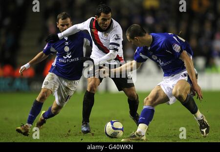 Calcio - fa Cup - terzo turno - Leicester City / Manchester City - Walkers Stadium. Richie Wellens di Leicester City (a sinistra) e Jack Hobbs (a destra) lottano per la palla con Carlos Tevez di Manchester City (al centro) Foto Stock