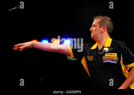 L'inglese Dean Winstanley in azione durante la sua finale contro Martin Adams dell'Inghilterra durante il BDO World Professional Darts Championship al Lakeside Complex, Surrey. Foto Stock