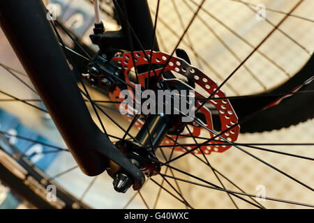 Primo piano della bicicletta ruota anteriore ed albero cromato; prendere nota della profondità di campo Foto Stock