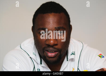 Tendai Mtawarira del Sud Africa durante la conferenza stampa all'Hilton Hotel di Cardiff. Foto Stock