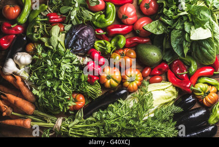 Varietà di affilatura materie di ingredienti vegetali per cucina salutare o insalata, vista dall'alto. La dieta o cibo vegetariano concetto, horizo Foto Stock