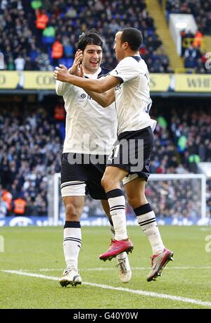 Calcio - fa Cup - terzo turno - Tottenham Hotspur v Charlton Athletic - White Hart Lane. Andros Townsend di Tottenham Hotspur (a destra) festeggia con il compagno di squadra Vedran Corluka (a sinistra) dopo aver segnato il primo goal Foto Stock