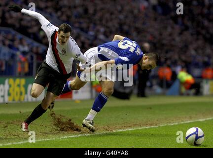 Adam Johnson di Manchester City (a sinistra) e Jack Hobbs di Leicester City (destra) Foto Stock