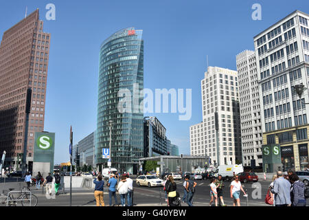 Potsdamer Platz - Piazza Potsdam Berlino Germania ( Renzo Piano, Kollhoff Tower e il DB Bahn Tower ) Foto Stock