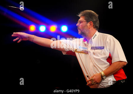 Martin Adams in azione durante la sua finale contro il britannico Dean Winstanley durante il BDO World Professional Darts Championship al Lakeside Complex, Surrey. Foto Stock