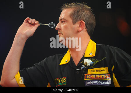 L'inglese Dean Winstanley in azione durante la sua finale contro Martin Adams dell'Inghilterra durante il BDO World Professional Darts Championship al Lakeside Complex, Surrey. Foto Stock