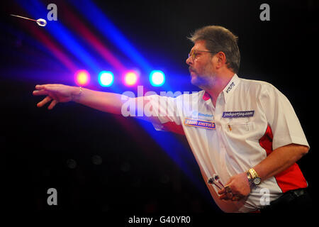 Martin Adams in azione durante la sua finale contro il britannico Dean Winstanley durante il BDO World Professional Darts Championship al Lakeside Complex, Surrey. Foto Stock