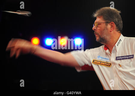 Martin Adams in azione durante la sua finale contro il britannico Dean Winstanley durante il BDO World Professional Darts Championship al Lakeside Complex, Surrey. Foto Stock