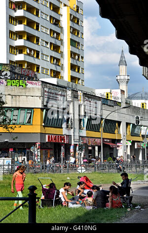 I musulmani o Roma picnic in famiglia con bambini Zentrum ( Centro ) Kreuzberg ( quartiere circostante Kottbusser Tor ) Berlino Germania Foto Stock