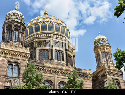 Il Neue Synagogue (Nuova Sinagoga) 1859-1866 sinagoga principale di Berlino la comunità ebraica, sulla Oranienburger Straße. A causa della sua splendida orientale lo stile moresco e la somiglianza a La Alhambra. Oranienburger Strasse Mitte Berlino Germania Foto Stock