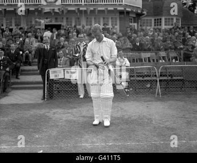 Il principe Filippo, Duca di Edimburgo si prepara per la partita di cricket tra la squadra dei giocatori della contea del Duke e l'Hampshire in una partita per aiutare la National Playing Fields Association. *piastra danneggiata* Foto Stock