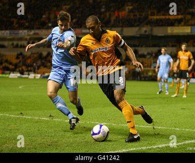 John Oster di Doncaster Rovers (a sinistra) e Karl Henry di Wolverhampton Wanderers (a destra) combattono per la palla. Foto Stock