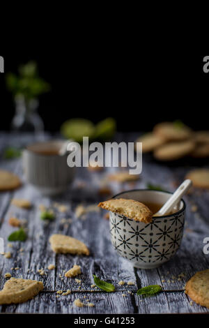 Deliziosa senza glutine biscotti al burro con un bel melt-in-vostro-bocca Struttura sabbiosa e un pizzico di farina di avena, aromatizzato con calce ze Foto Stock