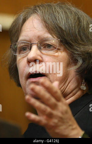 Convocatore della Coalizione Stop the War Lindsey German parla ad un incontro della Campagna di solidarietà Palestinese, a Conway Hall, Holborn, Londra. Foto Stock