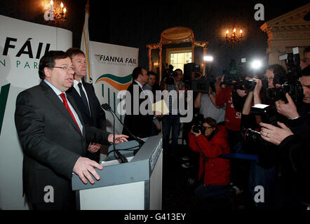 Taoseach Brian Cowen TD (a sinistra) annuncia di essere leader del Fianna Fail Party, con il capo della frusta John Curran e Tanaiste Mary Coughlan durante una conferenza stampa al Merion Hotel Dublin. Foto Stock