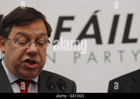 Taoseach Brian Cowen TD (a sinistra) annuncia di essere leader del Fianna Fail Party, durante una conferenza stampa al Merrion Hotel Dublin. Foto Stock