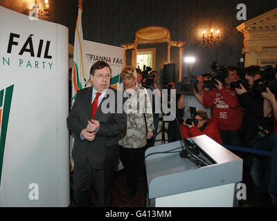 Taoseach Brian Cowen TD (a sinistra) annuncia di essere leader del Fianna Fail Party, con il capo della frusta John Curran e Tanaiste Mary Coughlan durante una conferenza stampa al Merion Hotel Dublin. Foto Stock