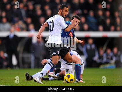 Moussa Dembele di Fulham (a sinistra) e la battaglia di Marc Wilson di Stoke City per la sfera Foto Stock