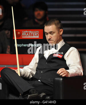 Stephen Hendry della Scozia nella sua partita contro Neil Robertson dell'Australia durante il Ladbrokes Mobile Masters alla Wembley Arena, Londra. Foto Stock