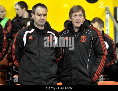 Liverpool nuovo primo allenatore di squadra Steve Clark (a sinistra) con il custode manager Kenny Dalglish prima del lancio Foto Stock