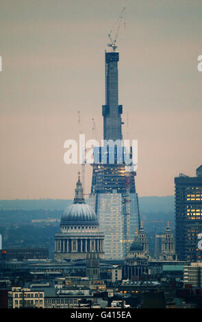 Il grattacielo Shard. Il grattacielo Shard in costruzione dietro la Cattedrale di St Pauls sullo skyline di Londra. Foto Stock