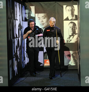 Neil Robertson dell'Australia entra nell'arena per la sua partita contro Stephen Hendry della Scozia durante i Ladbrokes Mobile Masters alla Wembley Arena, Londra. Foto Stock