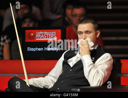 Stephen Hendry della Scozia nella sua partita contro Neil Robertson dell'Australia durante il Ladbrokes Mobile Masters alla Wembley Arena, Londra. Foto Stock