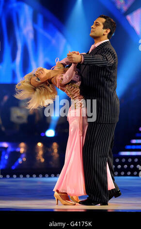 Il partner di Jimi Mistry e danza Kristina Rihanoff si esibir durante le prove di abbigliamento Strictly come Dancing the Live Tour presso la Capital FM Arena di Nottingham. Foto Stock